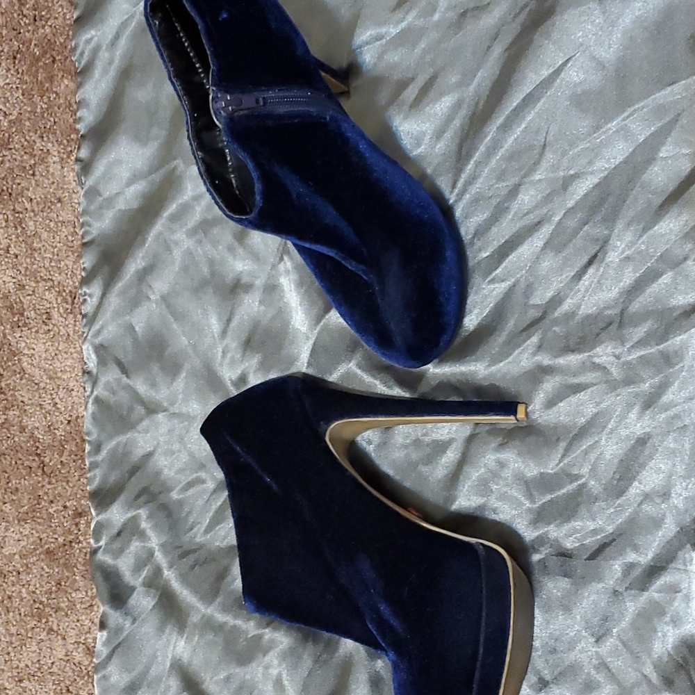 Size 10 Promise Blue Velvet 6" Booties